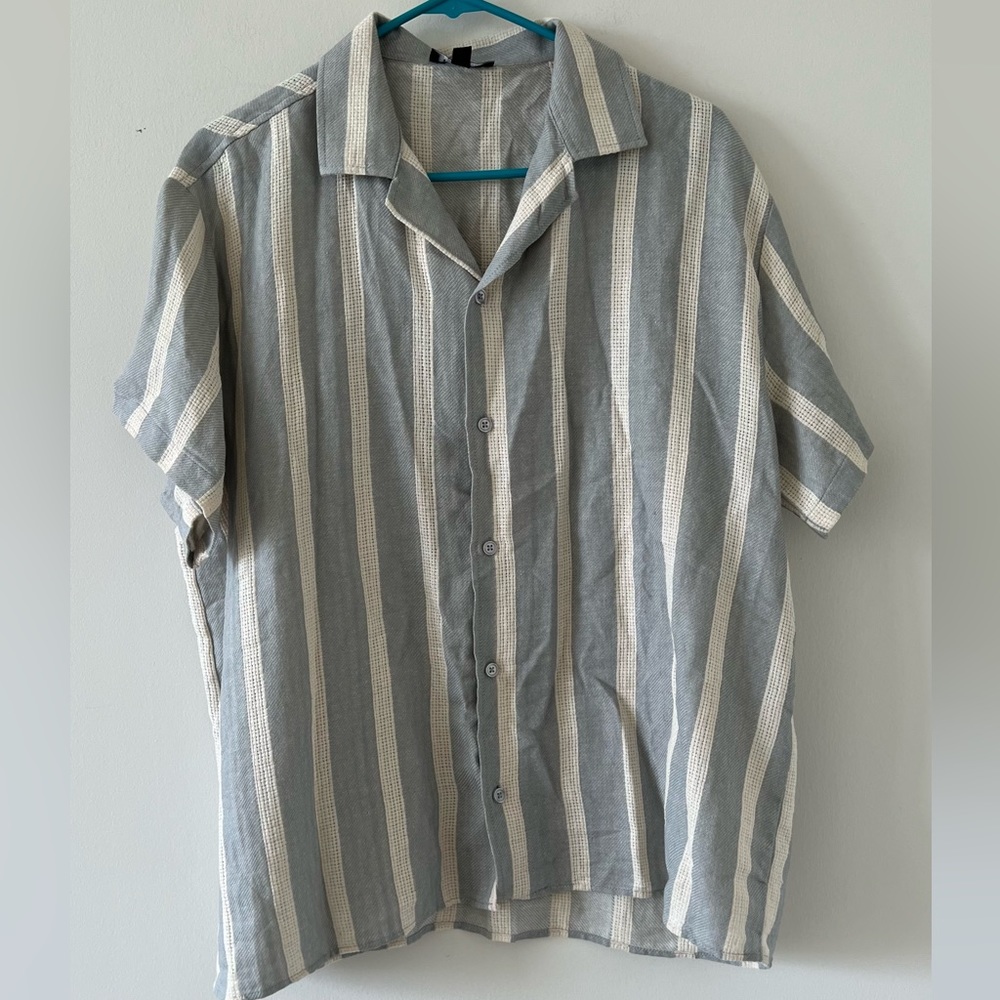 Boohoo Mens Gray and White Striped Casual Button Down Shirt